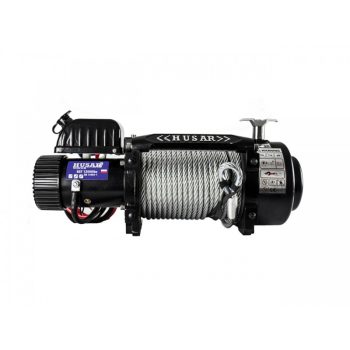   Dispozitivul de ridicare electric HusarWinch, cu o capacitate de 13500 de livre (6123 de kilograme) și un cablu de oțel