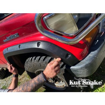   Evazări din plastic Kut Snake pentru set doar pentru partea din față Toyota Land Cruiser  LJ70 73 KZJ70 73 (3 uși )1990-> 50 mm